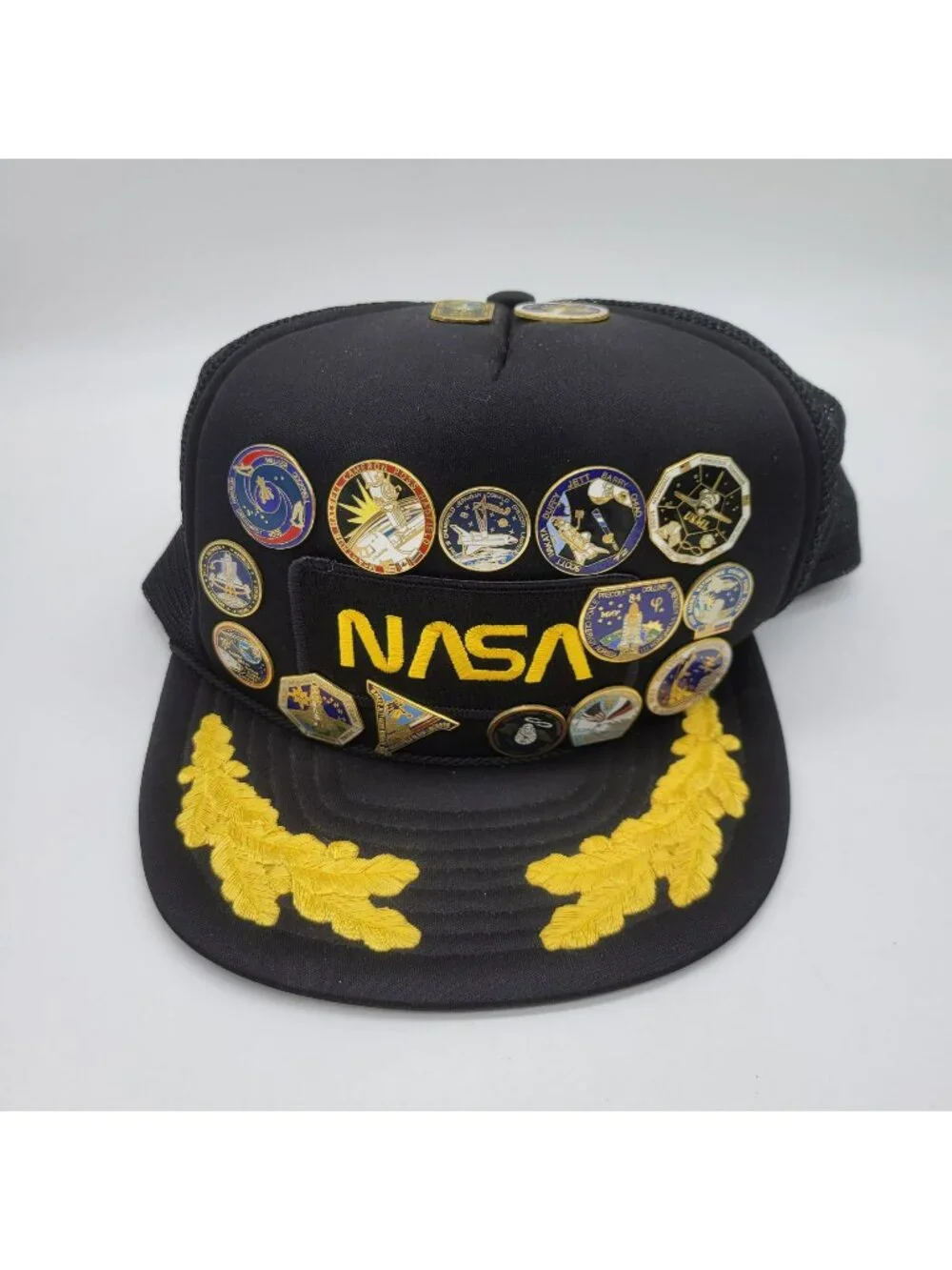 18 NASA Space Mission Pins & Black Mesh Snapback Trucker's Hat San Sun Gold Leaf